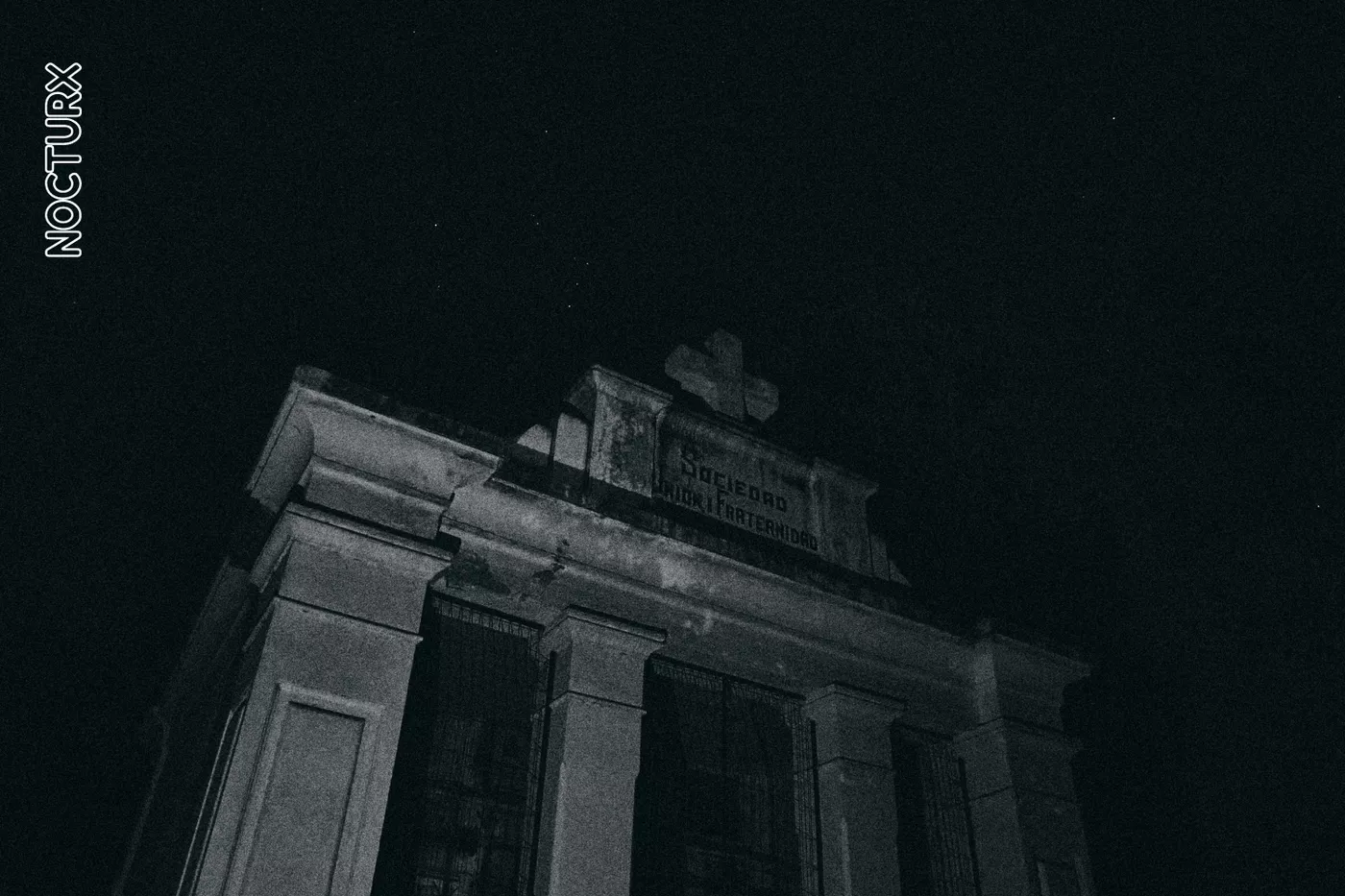 Una Noche en el Cementerio